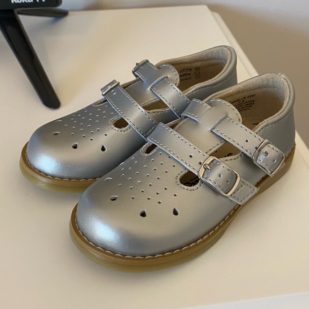 New Silver Footmates sz 7